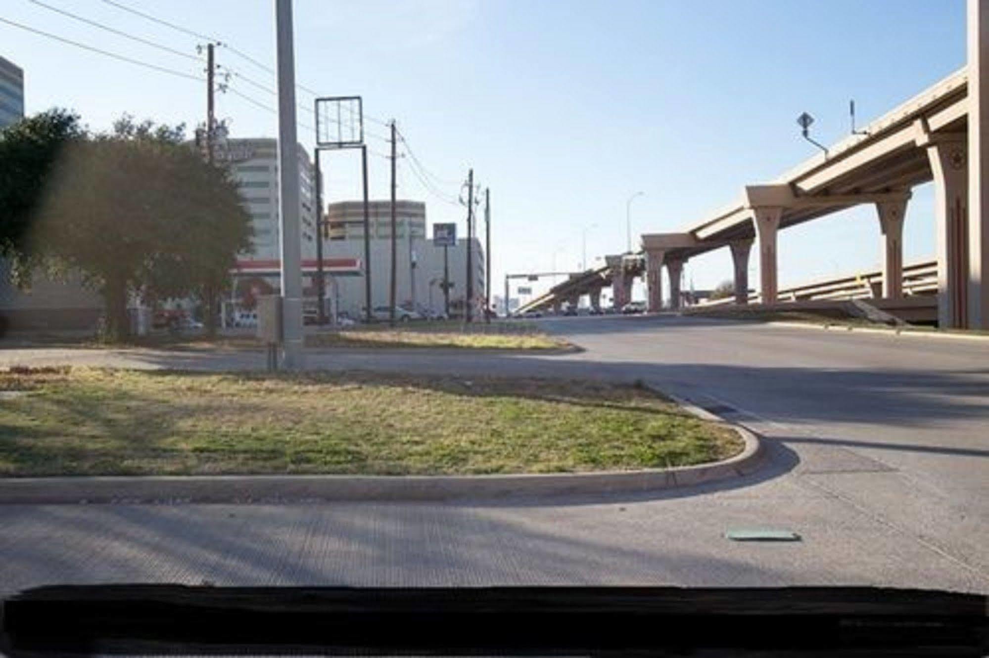 Gateway Hotel Dallas Park Central Экстерьер фото