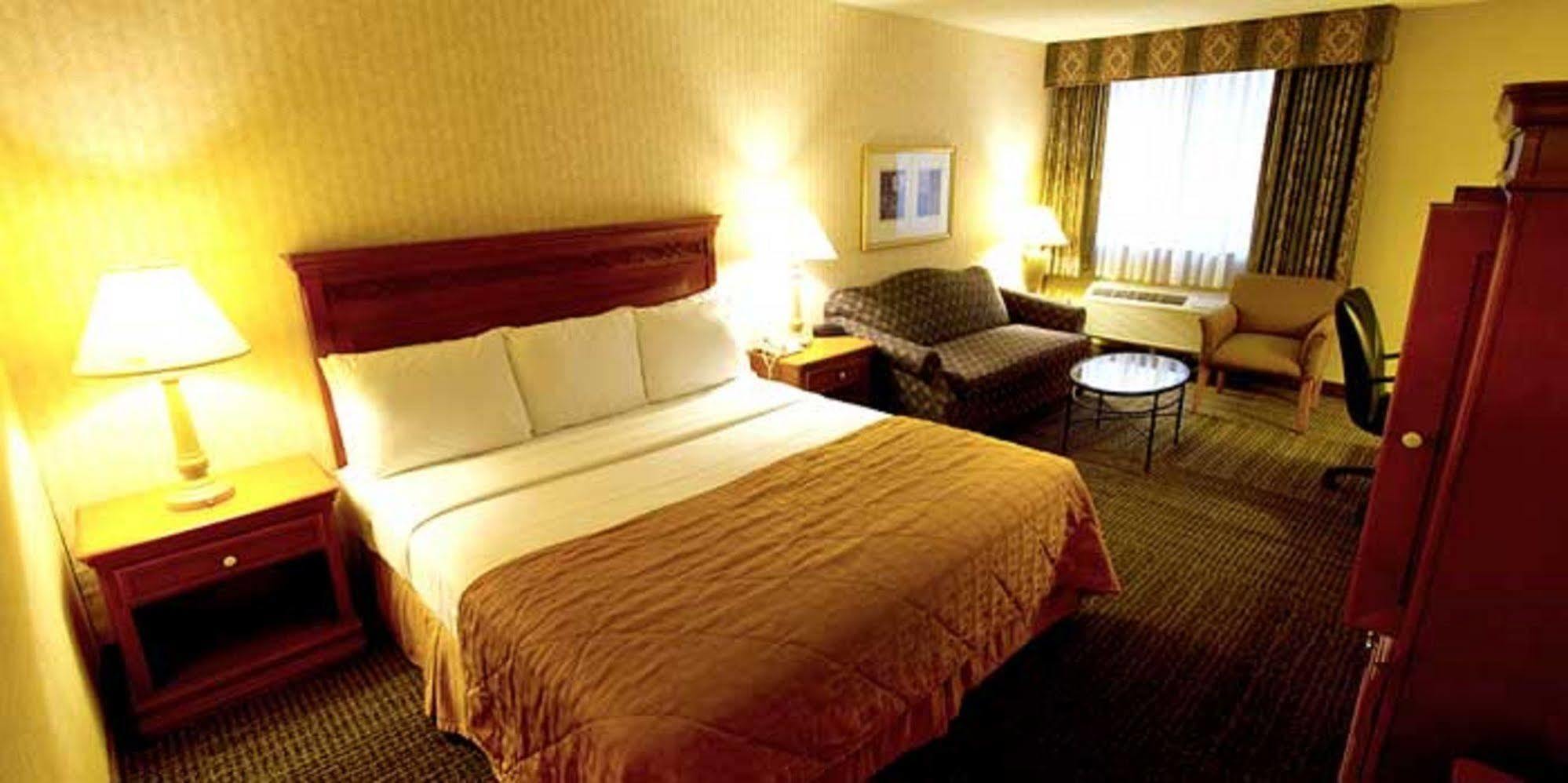Gateway Hotel Dallas Park Central Экстерьер фото