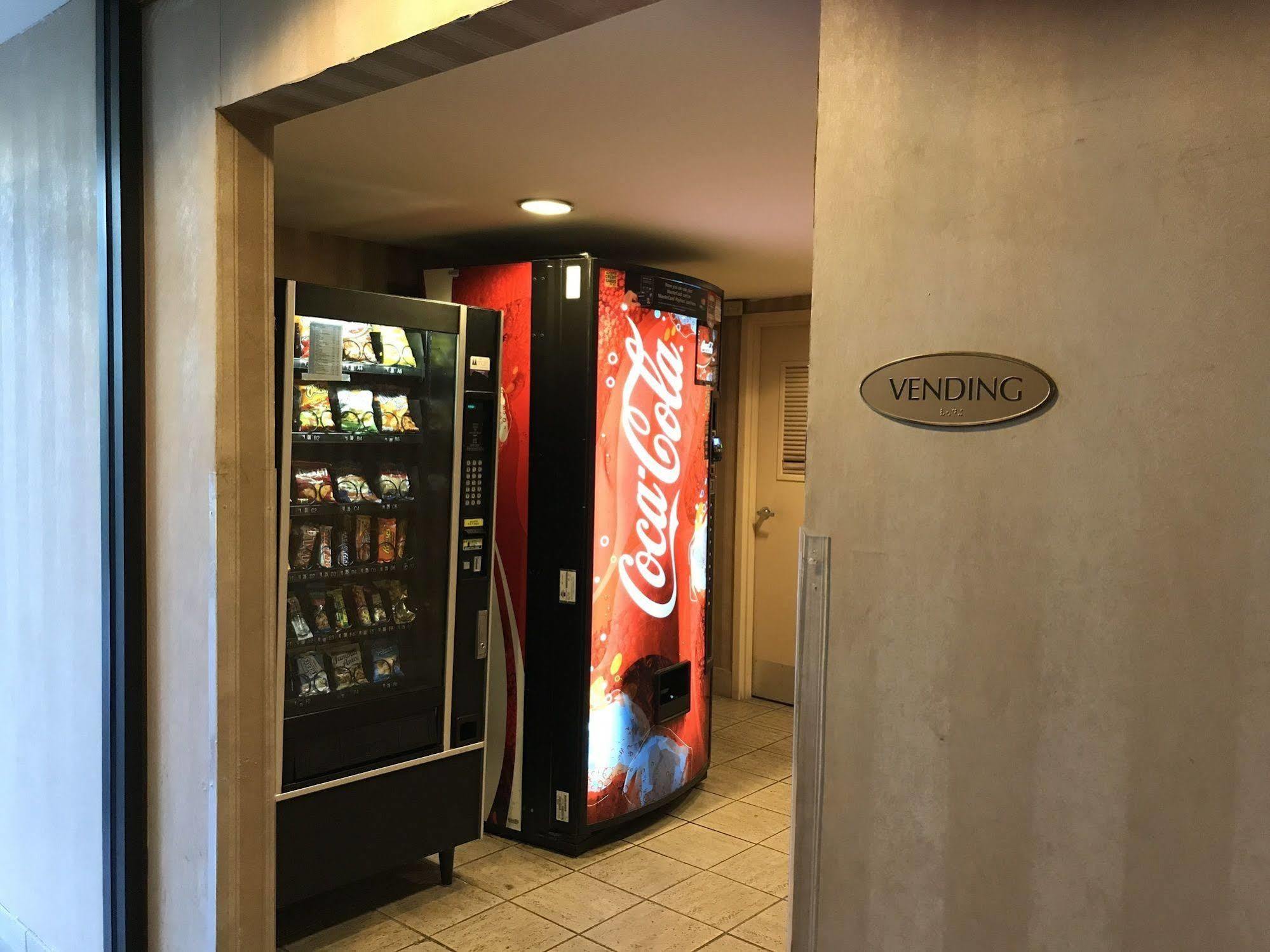 Gateway Hotel Dallas Park Central Экстерьер фото